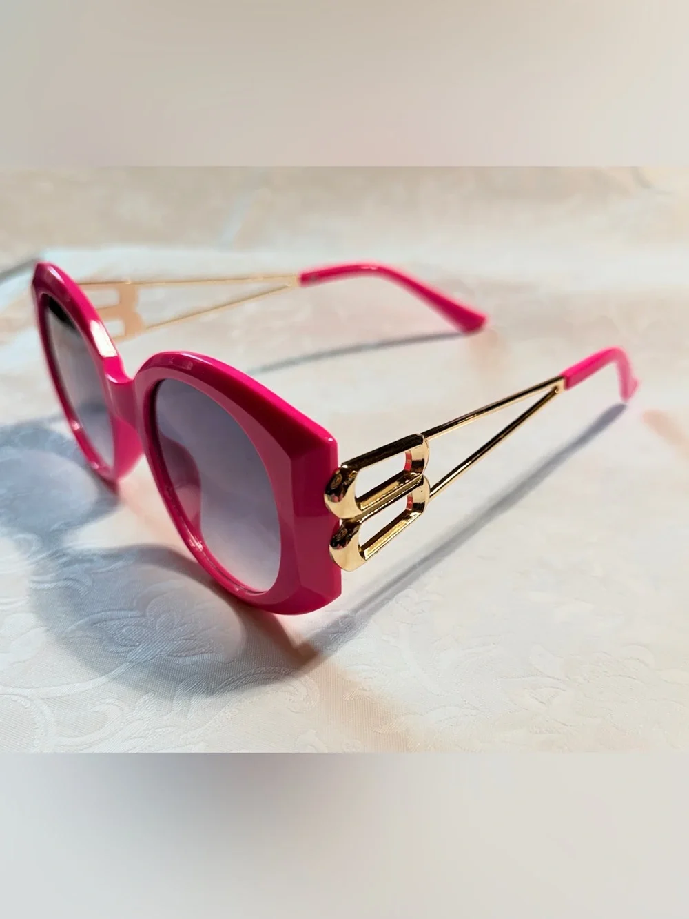 Unbranded pairs sunglasses